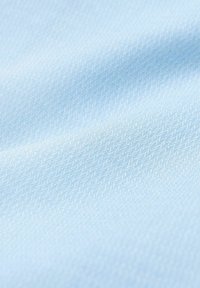 Hellblau strukturierter Stoff mit einem subtilen diagonalen Muster und glatter Oberfläche. Geeignet für verschiedene Bekleidungs- und Textilanwendungen.