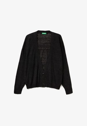 Schwarze Strickjacke aus weichem Strickmaterial mit V-Ausschnitt, langen Ärmeln und drei vorderen Knöpfen zum Verschließen. Leichte Textur.