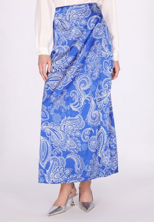Gonna maxi blu con motivo paisley realizzata in tessuto morbido, caratterizzata da una vita alta e un design svasato. Scarpe con tacchi alti argentate completano il look.