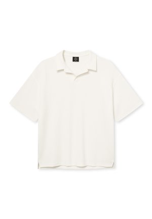 Hvid kortærmet polo skjorte med krave, sort størrelsesmærke og små sideslids i kanten, præsenteret på en hvid baggrund.