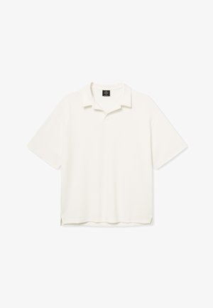 Fehér, rövid ujjú pólóing, gallérral, fekete méretcímkével és kis oldalsó hasítékokkal az alján, fehér háttér előtt bemutatva.