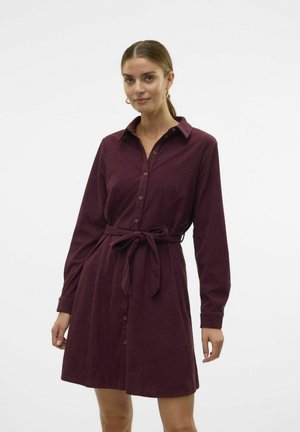 Robe chemise bourgogne à manches longues, à boutons sur le devant, avec un col et une taille nouée, présentant une texture douce et des boutons dorés.