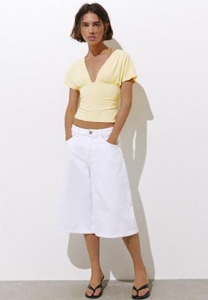 PULL&BEAR, V-NECK - GATHERED TOP - T-Shirt print - yellow