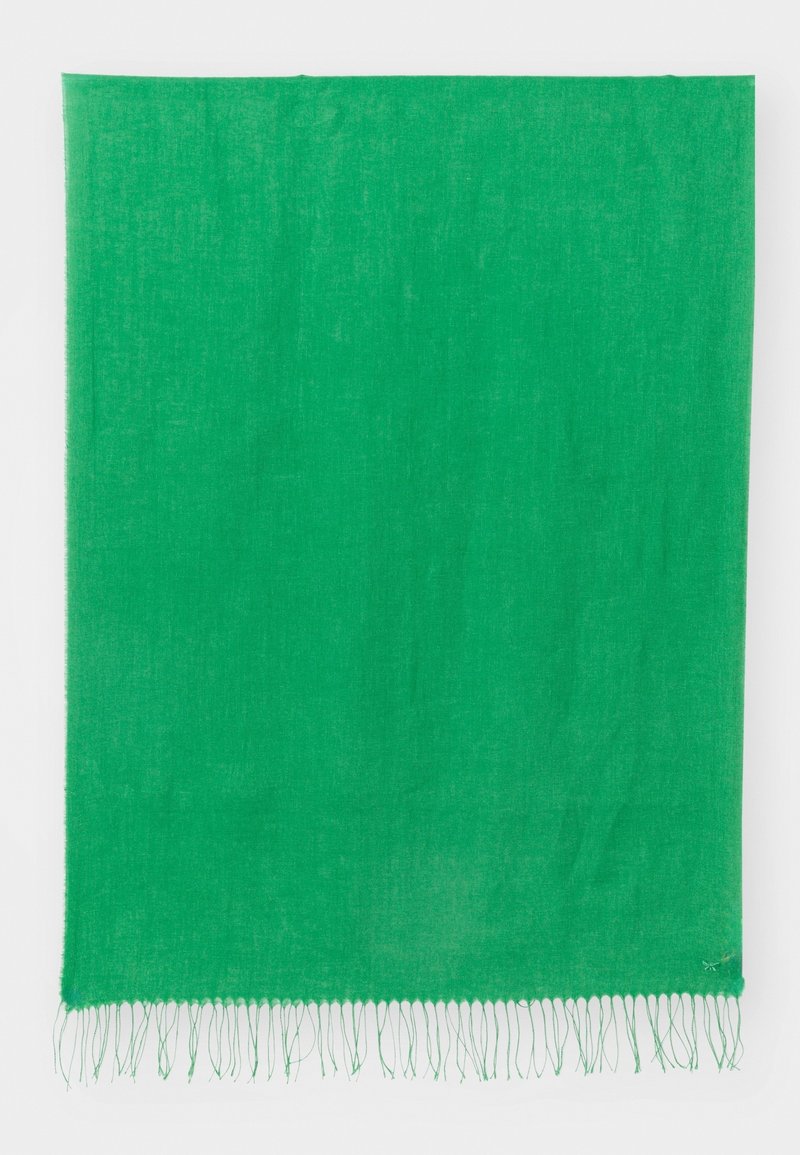 Écharpe rectangulaire vert vif avec des franges le long du bord inférieur, présentée à plat sur un fond blanc uni.