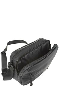 Bolso cruzado negro con correa ajustable, dos compartimentos con cierre y una sección abierta que se muestra parcialmente desabrochada.