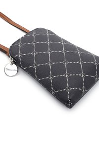 Custodia nera in ecopelle con un motivo geometrico di punti e cerchi bianchi, completa di una tracolla marrone e un'etichetta con logo argentato.