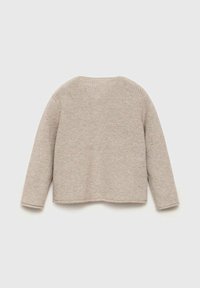 Beige stickad tröja med rund halsringning och långa ärmar. Har ett strukturerat mönster och en rak fåll.