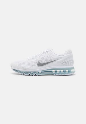 Nike Air Max sneaker met een witte mesh bovenkant, zilveren accenten en een doorschijnende blauwe luchtkussen zool. Textuurdetails op de hiel.