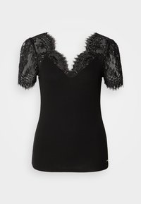 Haut noir avec de courtes manches en dentelle et un décolleté en V profond. Tissu lisse avec une texture côtelée et des détails en dentelle raffinés autour de l'encolure.