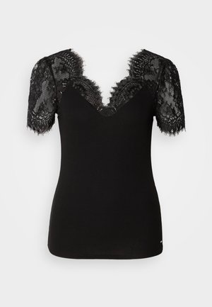 Zwarte top met korte kanten mouwen en een diepe V-hals. Gladde stof met een ribbelstructuur en complexe kantdetails rond de halslijn.