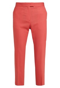 Koraalkleurige broek met een getailleerde pasvorm, voorzien van een gladde textuur, een platte tailleband en subtiele voorplooien. Verkorte lengte tot net boven de enkels.