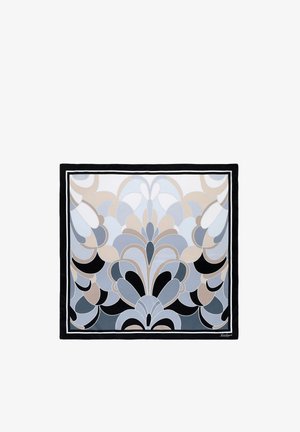 Pañuelo de seda con un elaborado patrón floral abstracto en tonos azules, beige y negro, enmarcado con un borde negro.