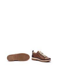 Zapatillas de cuero marrón con cordones crema, suela de goma texturizada y detalles en color marrón claro. Presentan una puntera redondeada y una lengüeta de talón reforzada.