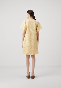 Bruuns Bazaar WOODBINEBBJULIA - Nappali ruha - light yellow