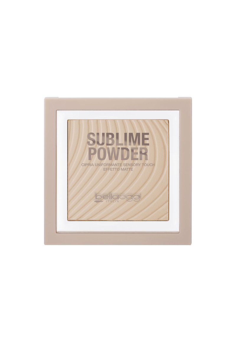 Cipria compatta in un astuccio di plastica quadrato, con una polvere beige testurizzata caratterizzata da motivi a onde. L'etichetta riporta la scritta "Sublime Powder" in lettere in grassetto.
