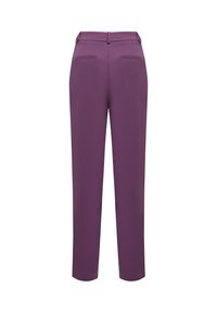 Pantaloni viola con una trama liscia, caratterizzati da una vestibilità su misura, due tasche posteriori e una vita progettata per una silhouette elegante.