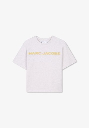 T-shirt en coton gris clair avec des manches courtes et un col rond. L'avant affiche le texte "MARC JACOBS" en jaune.