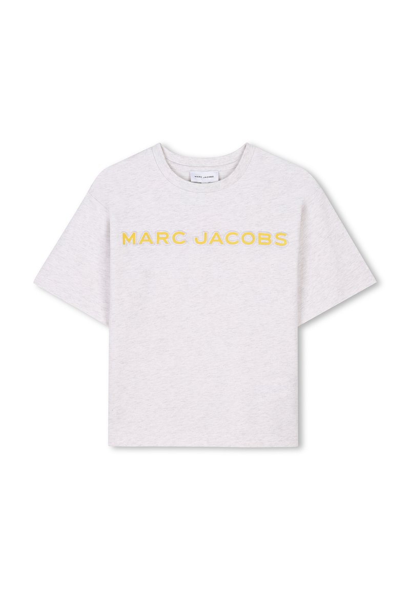 T-shirt en coton gris clair avec des manches courtes et un col rond. L'avant affiche le texte "MARC JACOBS" en jaune.