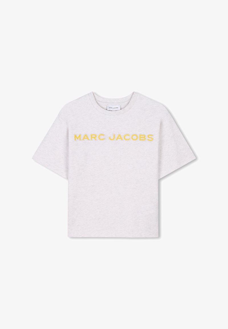T-shirt en coton gris clair avec des manches courtes et un col rond. L'avant affiche le texte "MARC JACOBS" en jaune.
