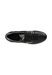 Scarpa sportiva nera in pelle con superficie testurizzata, caratterizzata da un design con lacci e un marchio discreto. Bordo curvo e silhouette affusolata.