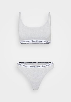 Pilkas medvilnės braletas ir thong rinkinys, turintis platų juosmenį su juodu "Juicy Couture" logotipo spaudiniu. Reguliuojamos juostos ant braleto.