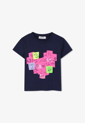 Nachtblauw kinder-T-shirt met kleurrijke plakbriefjes gerangschikt als een hart, met handgeschreven positieve en speelse berichten.