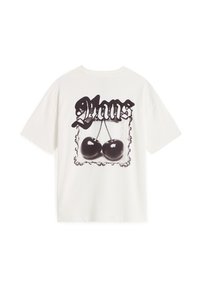 T-shirt bianca in cotone con una grafica nera di due ciliegie con bordatura decorativa e testo stilizzato sopra. Maniche corte e collo rotondo.