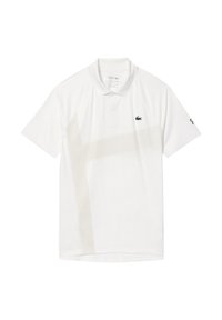 Hvid polo-shirt lavet af stof, med et subtilt beige diagonalt mønster, grøn logo på venstre bryst og mærkeaccent på ærmet.