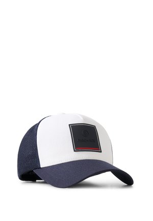 Witte en donkerblauwe mesh baseballpet met zwarte rechthoekige patch en rode streep op het voorste logogedeelte.