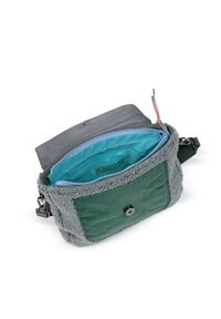 Bolsa gris texturizada con un bolsillo frontal de malla verde, interior en azul claro y tapa gris. Cuenta con un cierre y un tirador colorido. Diseño compacto.