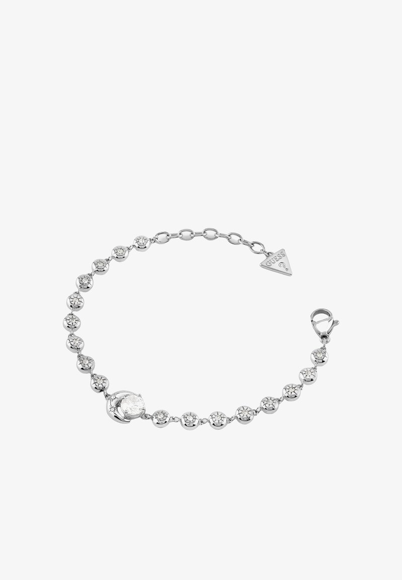 Bracelet en ton argent avec des perles de cristal rondes et un cristal central plus grand, doté d'une extension de chaîne et d'un pendentif logo Guess triangulaire.