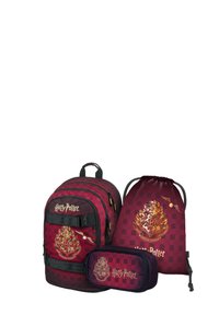 Set di zaino a tema Harry Potter in rosso e nero: zaino, borsa a sacco e astuccio con stemma dorato e motivi decorativi.