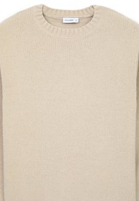 Beige, gestrickter Pullover mit einem gerippten Rundhalsausschnitt und langen Ärmeln. Strukturiertes Material und ein Etikett im inneren Ausschnitt.