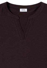 Chemise brun foncé avec encolure fendue en V et détails côtelés, comportant une étiquette blanche avec le nom de la marque "CECIL" à l'intérieur du col.