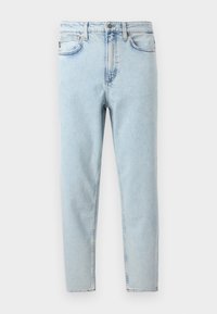 Φωτεινά γαλάζια τζιν ψηλόμεσα, στενής εφαρμογής με κουμπιά μπροστά, φερμουάρ, μπροστινές και πίσω τσέπες, που παρουσιάζονται σε λευκό φόντο.