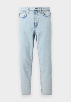 Jean slim taille haute bleu clair avec bouton sur le devant, fermeture éclair, poches avant et arrière, présenté sur fond blanc.