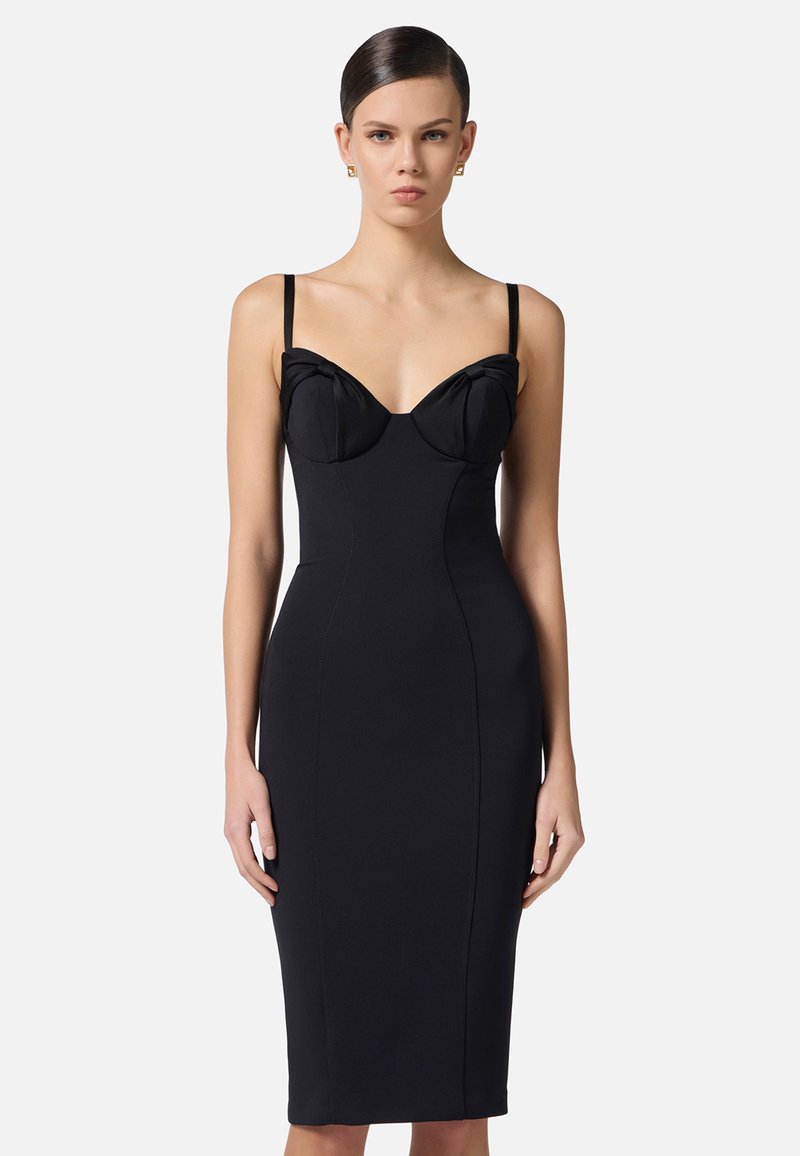 Abito midi nero aderente con coppe strutturate nel busto, spalline sottili regolabili e design senza cuciture. Materiale liscio ed elasticizzato con una silhouette elegante.