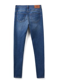 Slim jeans i mörkblå denim med en mjuk textur, klassisk femfickdesign och ett brunt läderbaksidestikett.