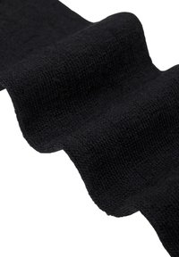 Černá pletená tkanina s texturovaným povrchem, zobrazující jemné vlny a okraje. Disponuje lehkým, elastickým designem pro univerzální použití.