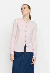 Ljusrosa kofta i mjuk stickad kvalitet med rund halsringning, framknäppning med gyllene knappar och ribbade ärmslut.