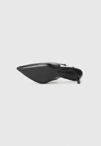 Musta korkokenkä, jossa on terävä kärki, sileä nahkapinta ja hoikka stiletto-korko. Minimalistinen muotoilu ilman näkyviä koristeluja.