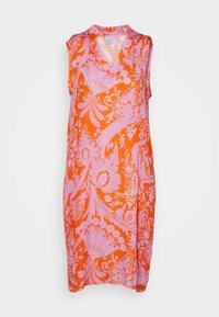 Vestido sin mangas de color naranja con un estampado floral en rosa, que presenta un escote con volantes y un corte relajado. Fabricado con tela ligera.
