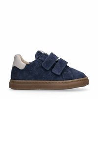 Sneaker in suede blu navy con due cinturini in velcro, un accento color chiaro sul tallone e una suola in gomma marrone. Presenta dettagli cuciti sui lati.