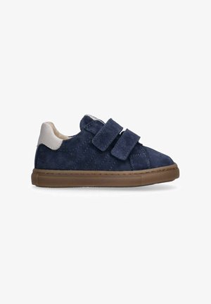 Sneaker in suede blu navy con due cinturini in velcro, un accento color chiaro sul tallone e una suola in gomma marrone. Presenta dettagli cuciti sui lati.