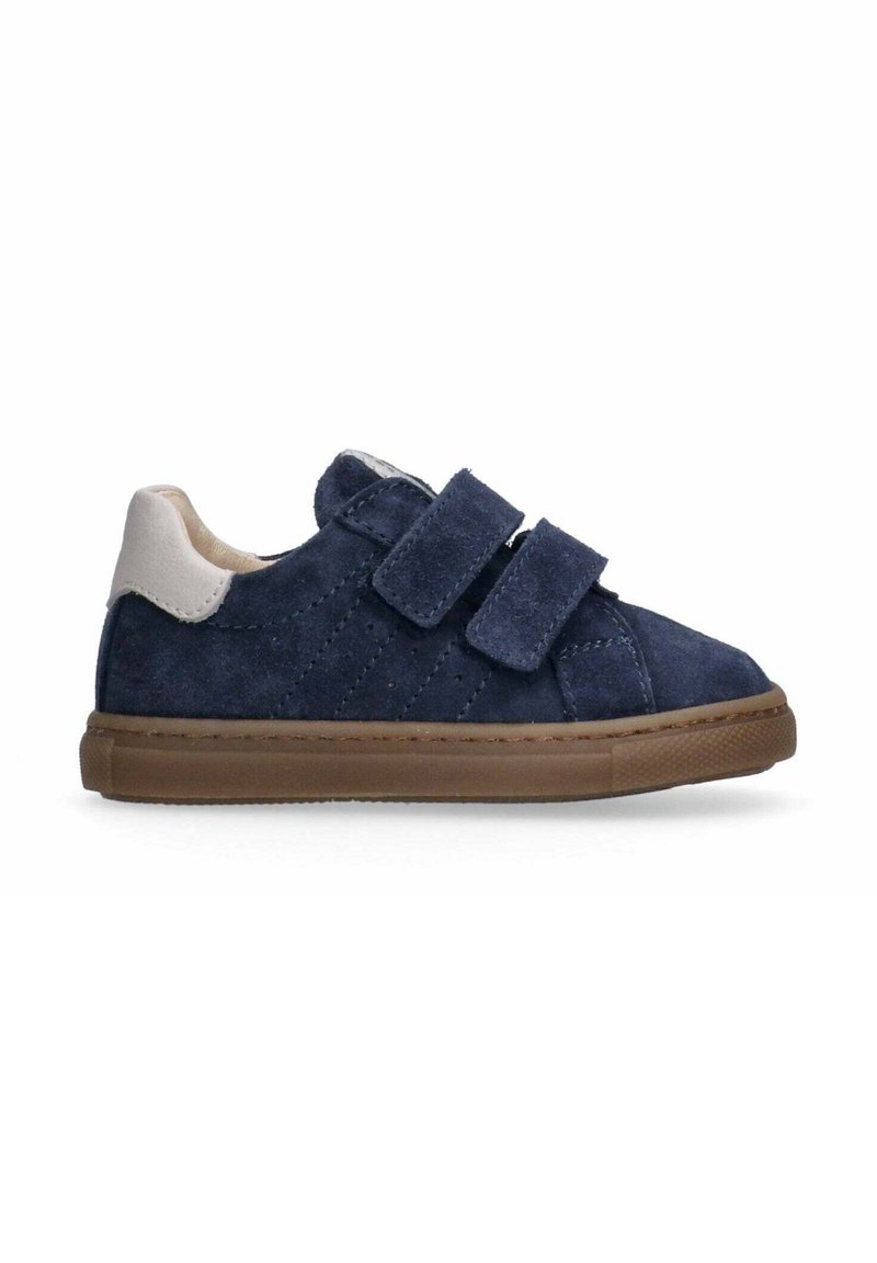 Sneaker in suede blu navy con due cinturini in velcro, un accento color chiaro sul tallone e una suola in gomma marrone. Presenta dettagli cuciti sui lati.