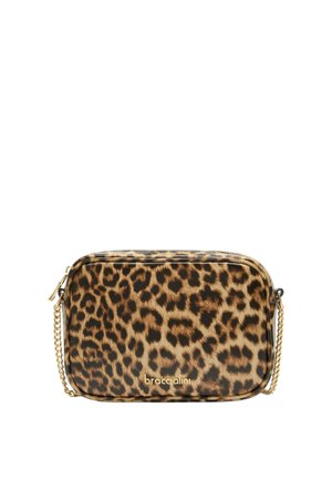 Rechthoekige kleine crossbodytas met luipaardprint, gouden kettingriem en "braccialini" logo in gouden letters aan de voorkant.