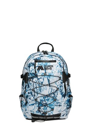 Mochila con una base blanca y un patrón marmoleado azul, múltiples compartimentos, acentos en negro y un diseño de cuerda bungee en la parte frontal.
