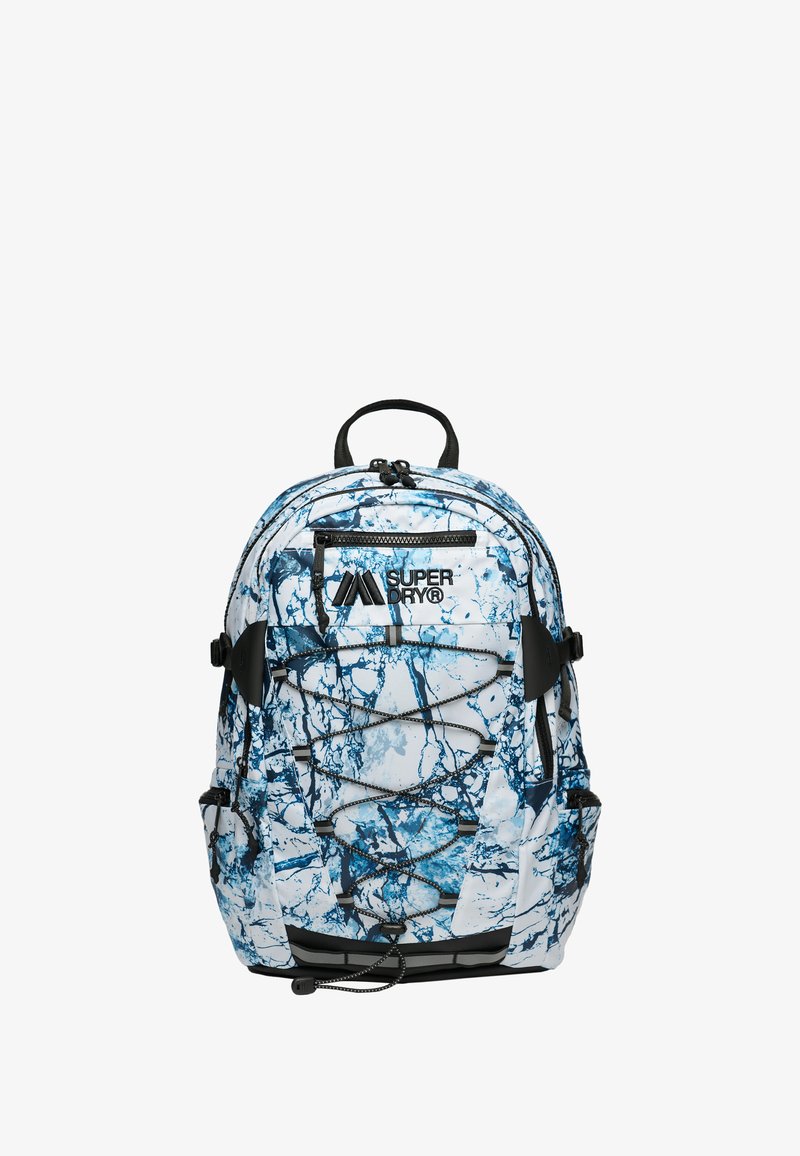 Plecak z białą podstawą i niebieskim marmurkowym wzorem, z wieloma przegródkami, czarnymi akcentami oraz designem z gumką na przodzie.