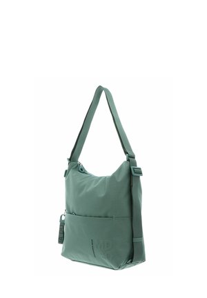 Sac d'épaule en tissu vert avec sangle réglable, poche avant et marquage en relief subtil dans le coin inférieur.