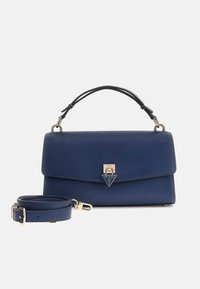 Sac à main rectangulaire texturé bleu marine avec poignée supérieure, fermoir doré avec logo Guess, et bandoulière réglable amovible.